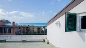 Attico Sant'Anna VISTA MARE 150m dalla Spiaggia con terrazza privata, Sestri Levante